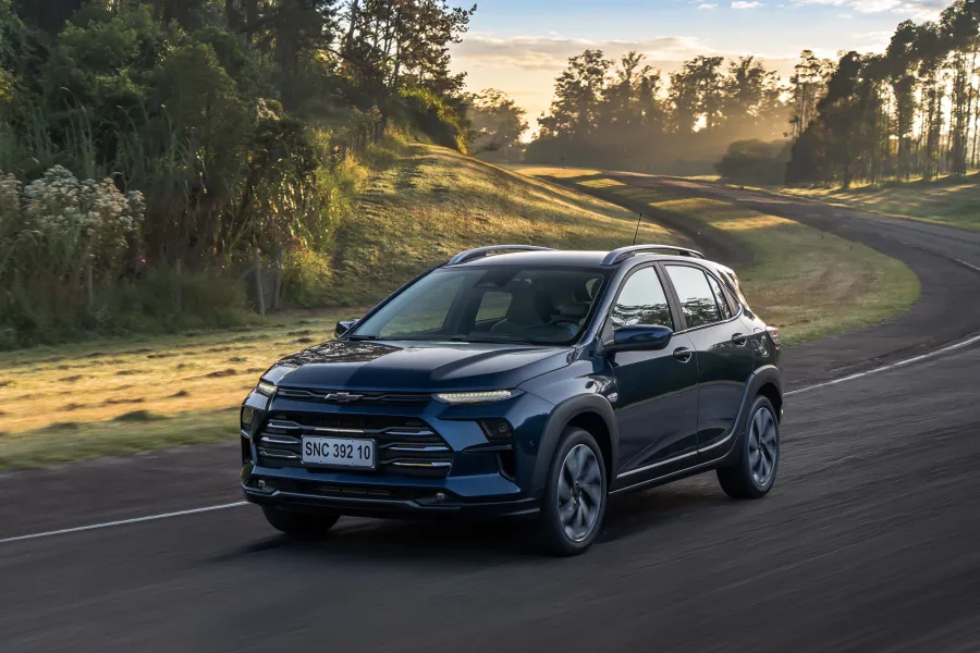 Chevrolet Sonic 2027 estreia tentando virar SUV premium da marca, mas mantém portas, base e até parte do interior do Onix.