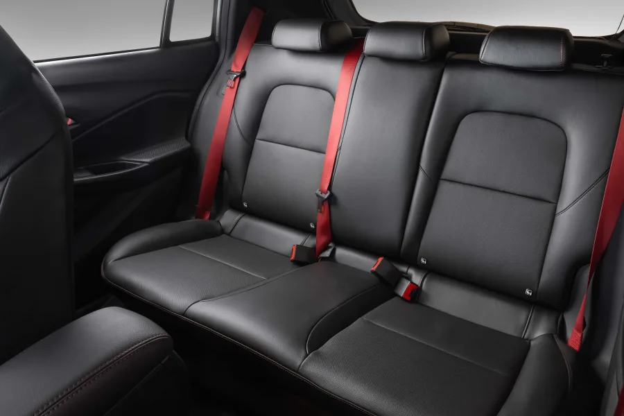 O lançamento chamou atenção pelo posicionamento comercial. Mesmo sendo derivado de um hatch compacto, o Sonic estreia custando mais que algumas configurações do Tracker Turbo e praticamente no mesmo patamar de versões superiores de SUVs compactos mais tradicionais. A Chevrolet aposta no design, na identidade visual inédita e no pacote RS para justificar a estratégia.