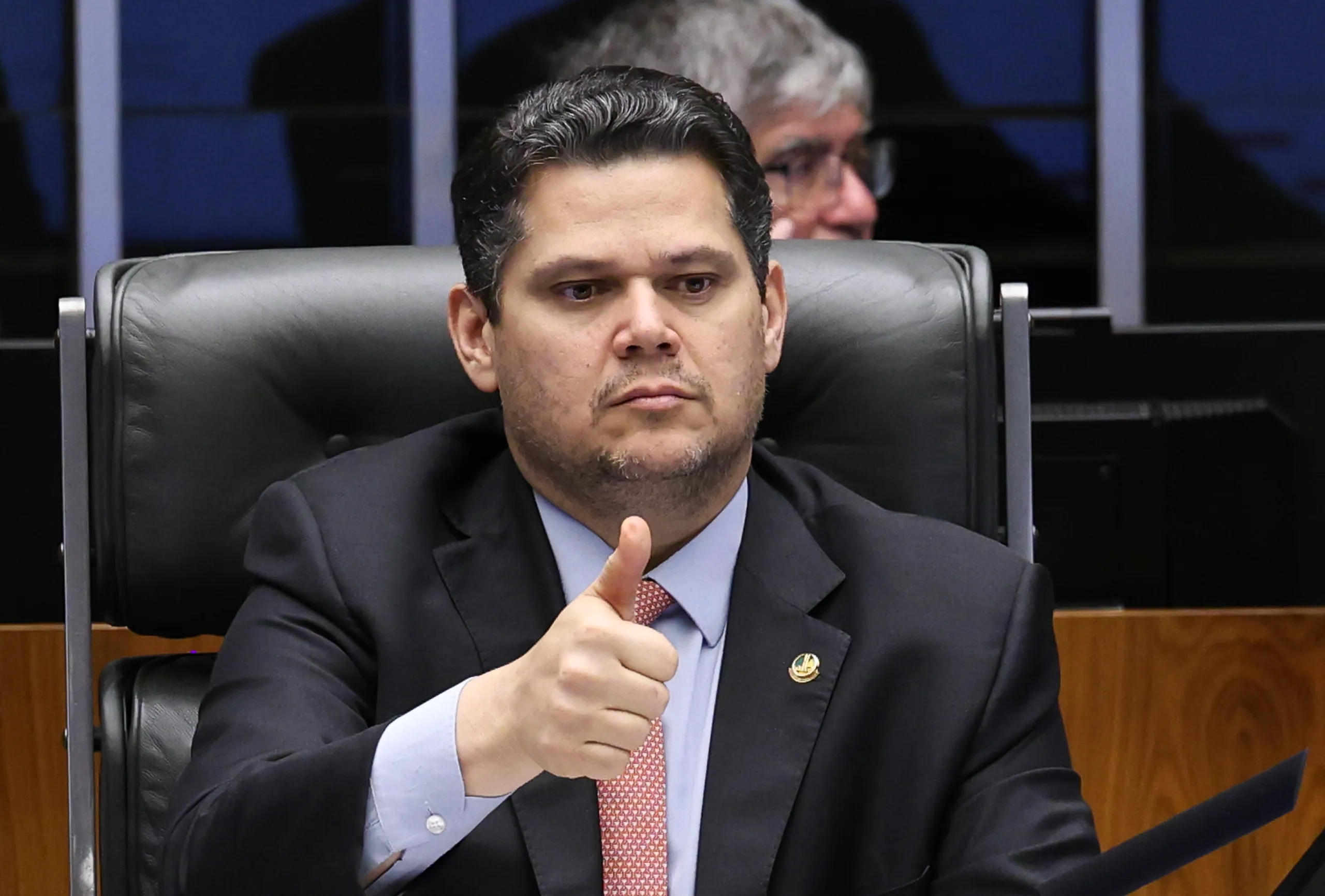 Davi Alcolumbre enviou à CCJ uma PEC alternativa ao fim da escala 6×1 que permite jornada flexível por horas trabalhadas e amplia disputa sobre regras da CLT