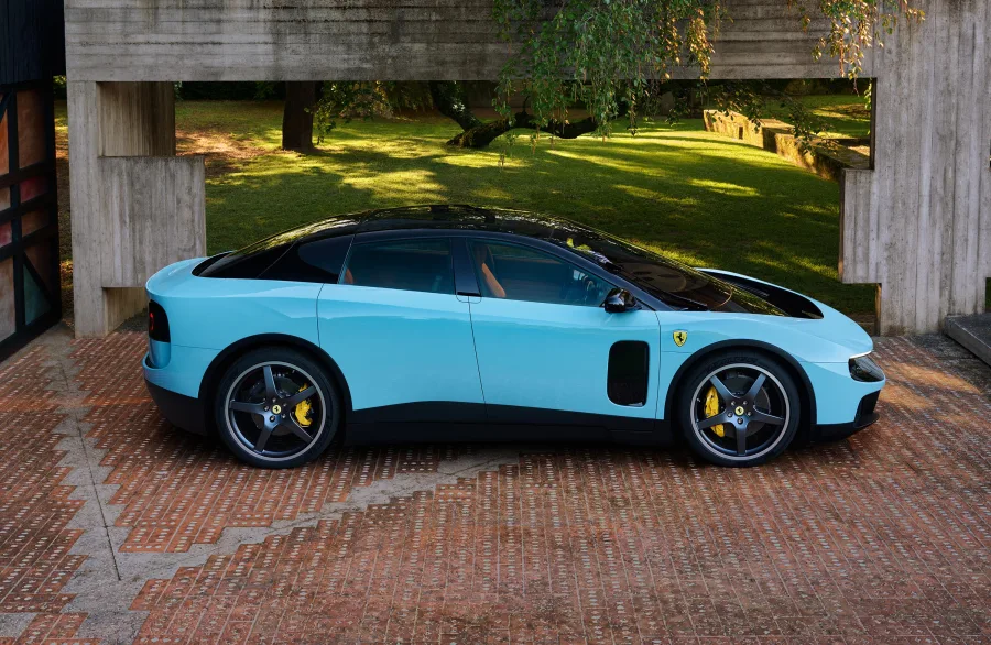 Ferrari apresentou o Luce após cinco anos de projeto. Carro elétrico chega a 310 km/h e acelera forte mesmo sem motor V8.