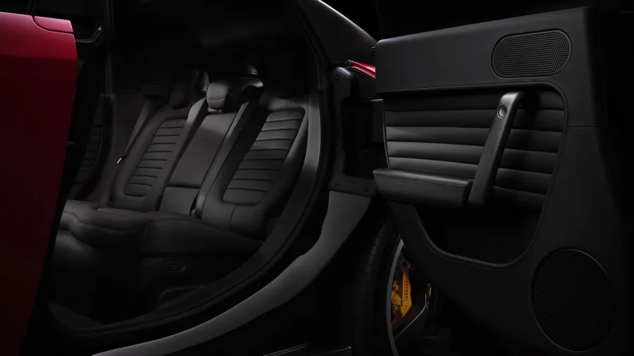 Ferrari diz que manterá modelos a gasolina e híbridos mesmo após estreia do Luce. Marca tenta evitar ruptura total com clientes.