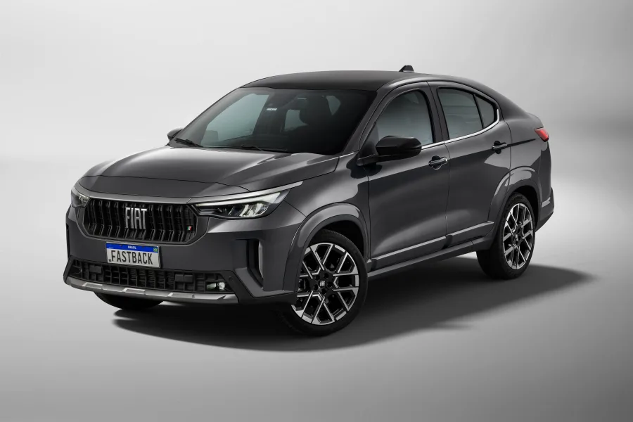 O Fiat Fastback Limited une desempenho forte, porta-malas de 516 litros e revisões baratas, mas perde pontos em segurança e isolamento acústico.