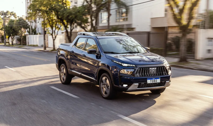 A Fiat Toro 2027 virou a primeira picape híbrida-leve produzida no Brasil. A novidade chega nas versões Volcano e Ultra com sistema de 48V.
