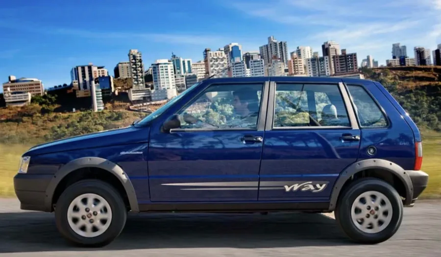 Cabem 4 adultos com conforto básico e o porta-malas leva 290 litros. Serve bem para trabalho, mercado e pequenas viagens
