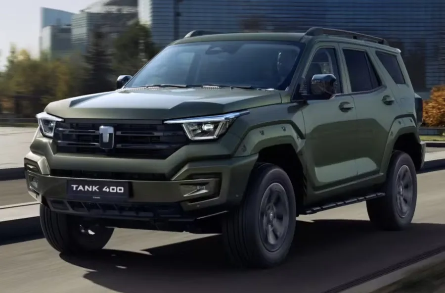 O híbrido plug-in soma 421 cv e 76,5 kgfm. Na China, faz 0 a 100 km/h em 6,8 s com câmbio automático de nove marchas no pacote.