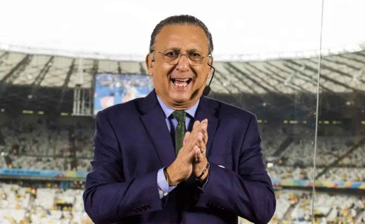 Galvão Bueno internado: cirurgia na coluna acontece dias antes da viagem para a Copa do Mundo