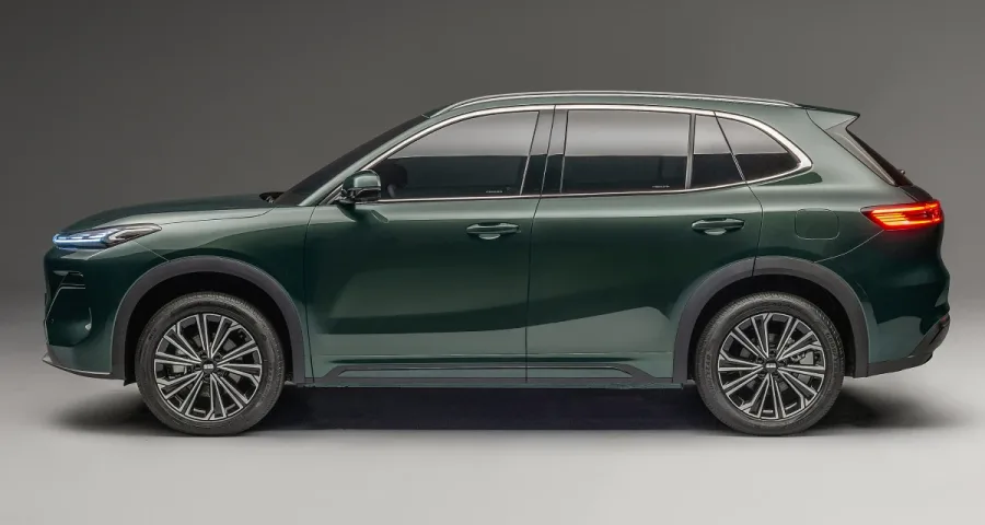 O SUV estreia com conjunto híbrido plug-in que combina motor 1.5 e elétricos, entregando 262 cv. A condução privilegia suavidade e silêncio em uso urbano.