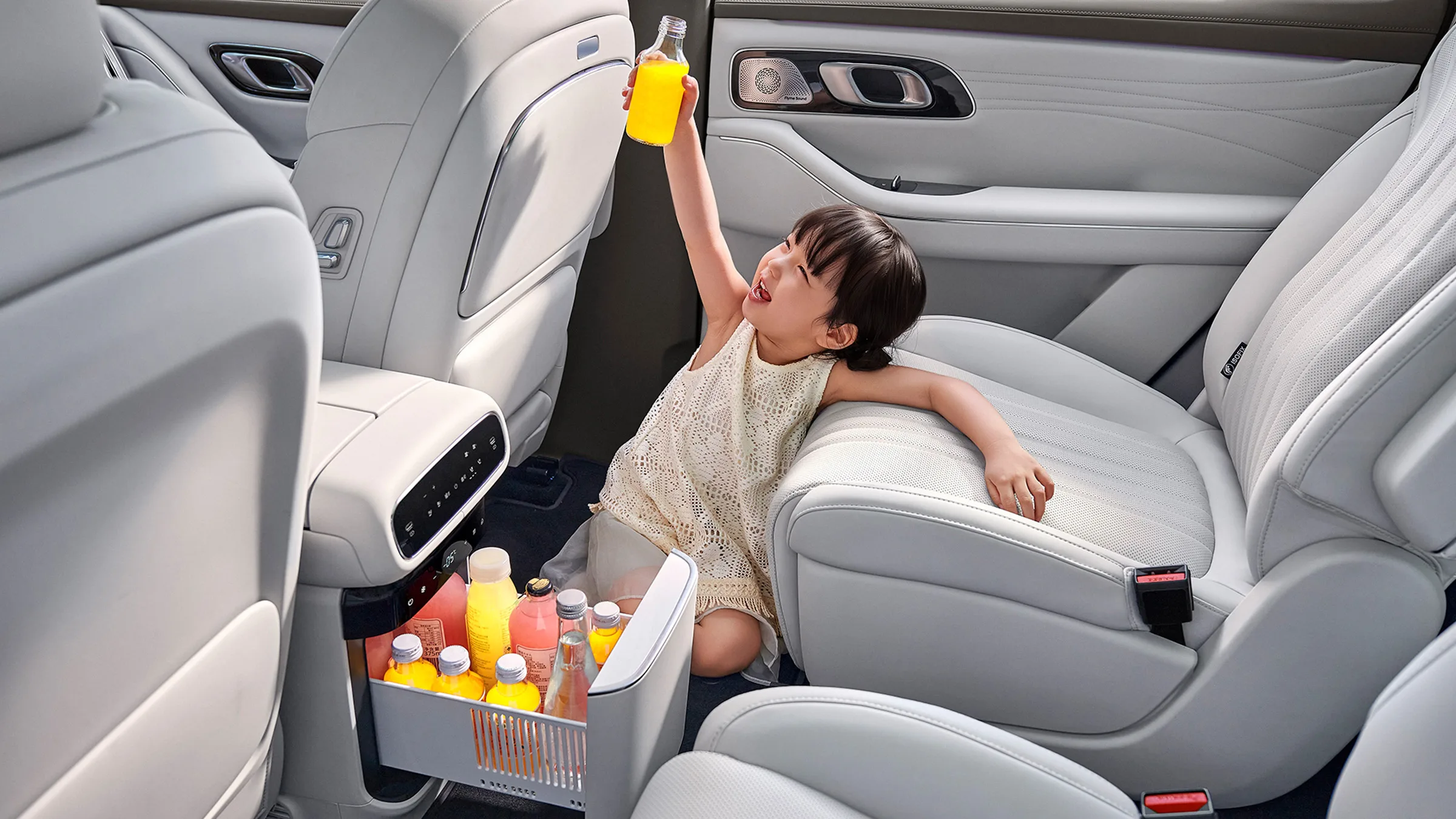 SUV chinês Geely Galaxy M9 com tela de 30 polegadas, geladeira e autonomia de 1.500 km quer redefinir o luxo e já mira o Brasil
