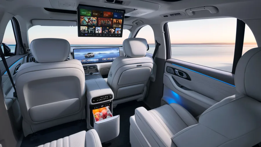 Na China, o SUV custa cerca de R$ 175 mil e entrega telas gigantes, geladeira e bancos que quase viram cama.