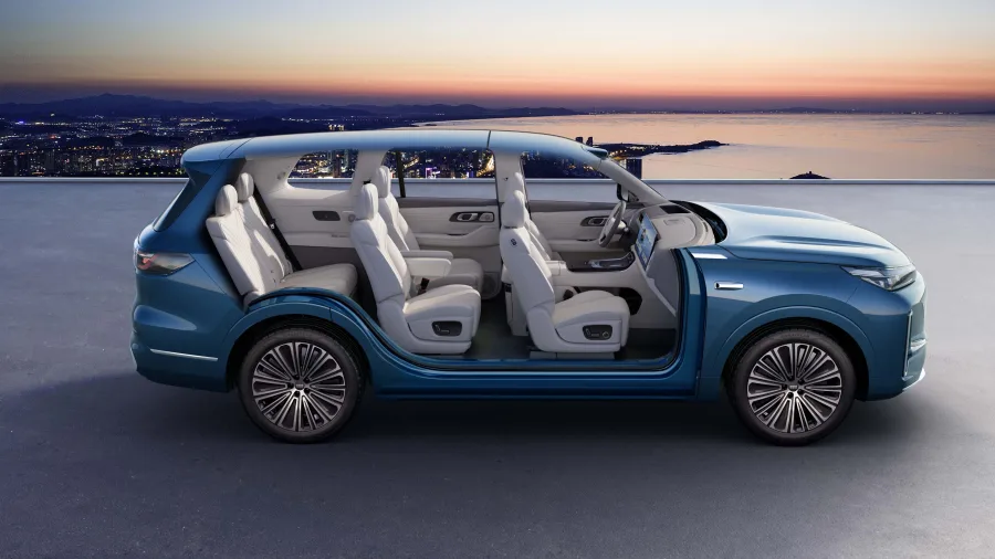 O SUV tem 5,2 metros, leva seis pessoas com conforto de avião e aposta pesado em inteligência artificial embarcada.