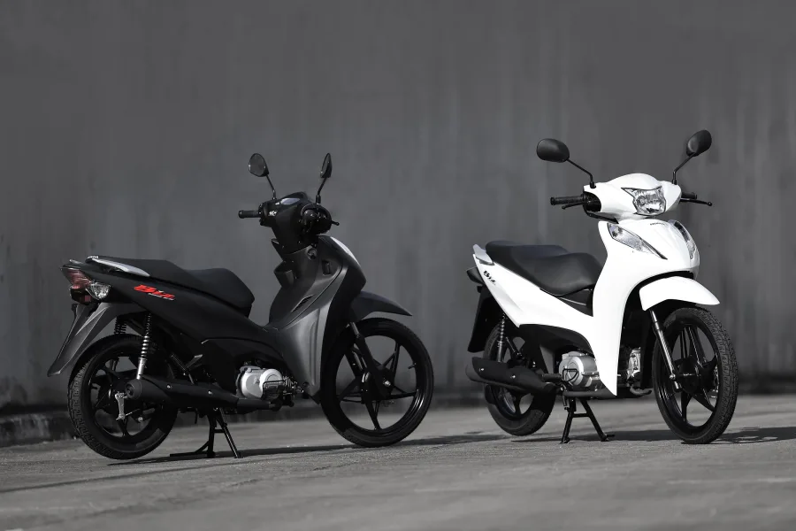Honda coloca rodas de liga leve na Biz ES 2027 e reduz diferença para a EX, que mantém motor flex e novas cores inéditas