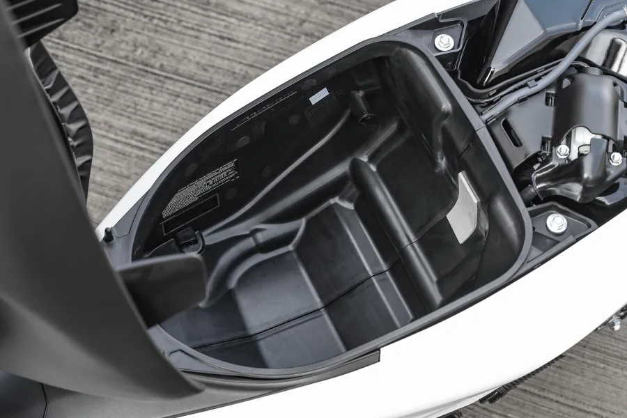 A Honda manteve itens práticos como tomada USB-C, compartimento sob o banco e chave integrada à abertura do assento