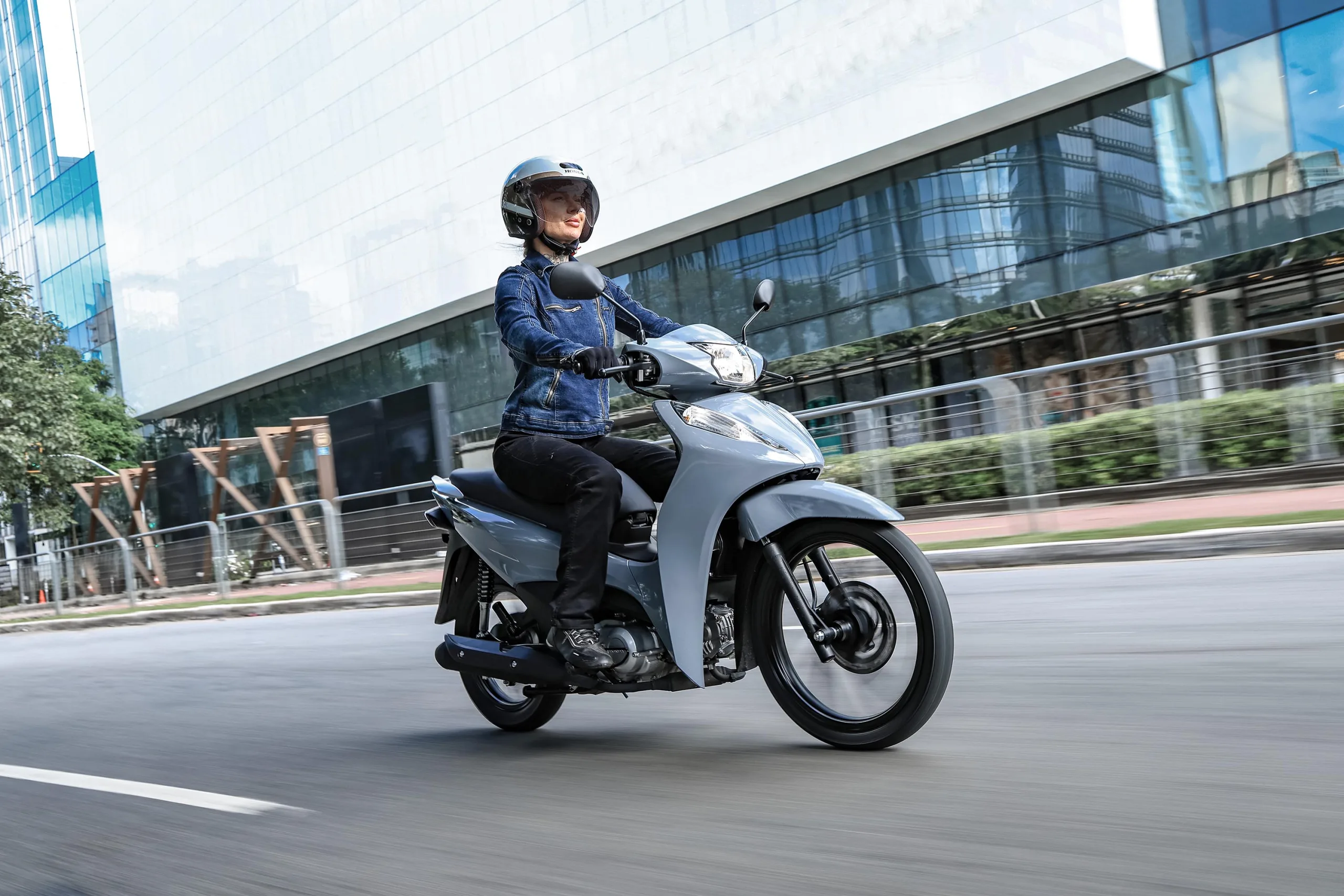 Honda Biz 2027 estreia com rodas de liga leve na versão ES e amplia diferenças da EX com motor flex e novas cores