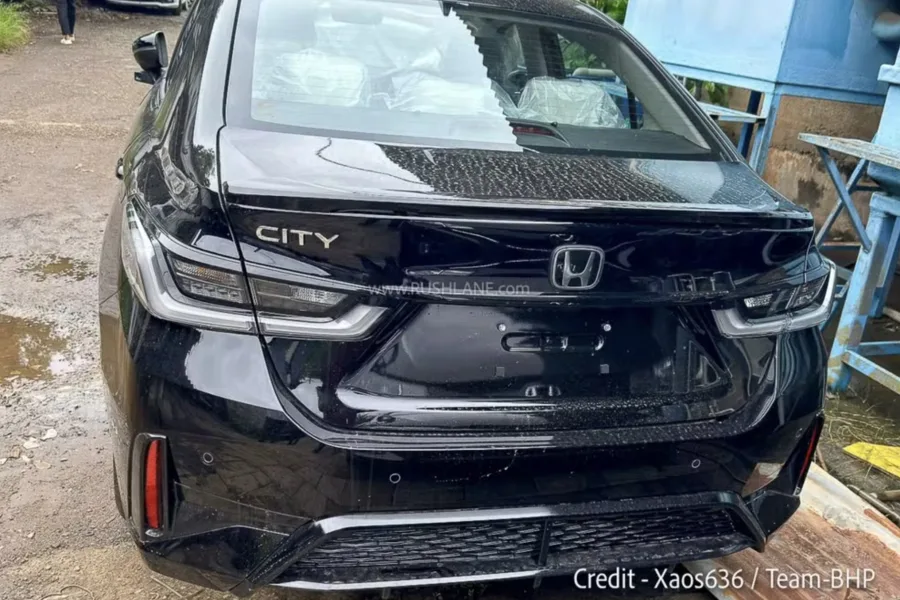Flagras do Honda City 2026 mostram mudanças no visual, nova central multimídia e até câmera 360° antes do lançamento oficial.