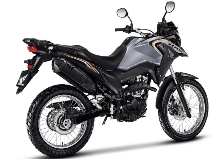 Mesmo sem mudanças mecânicas, a XRE 190 2026 continua forte nas lojas e aparece com frequência entre as motos mais emplacadas do país.