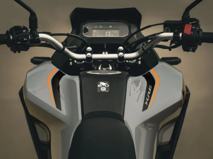 A trail da Honda usa motor flex de 184,4 cc com até 16 cv e aposta em ciclística leve para enfrentar trânsito pesado e ruas ruins.