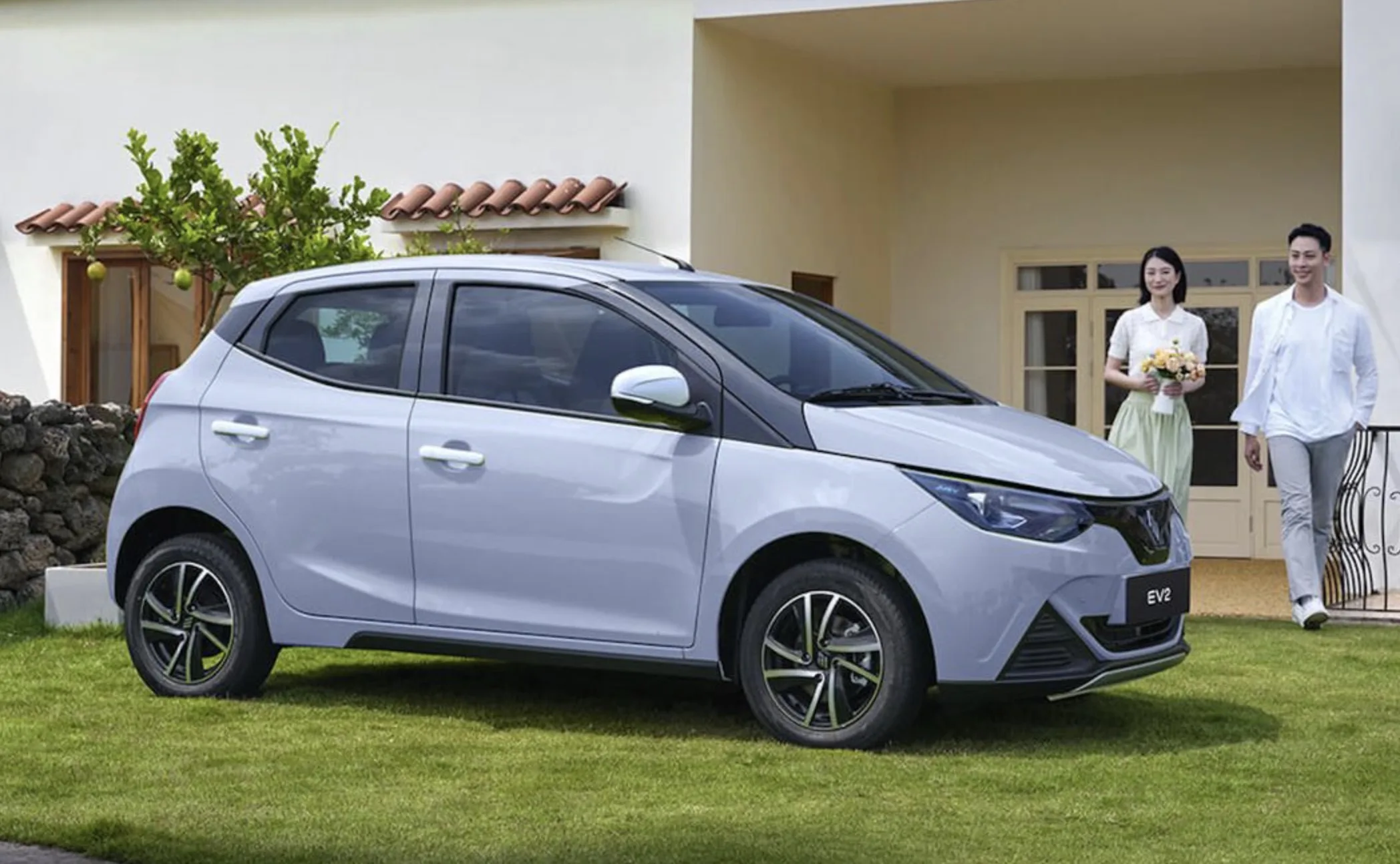 Carro elétrico mais barato do Brasil mudou de nome após ameaça judicial e plano agora envolve fábrica nacional