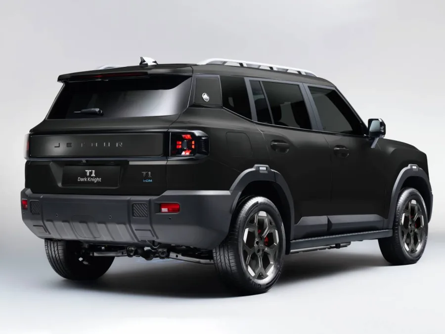 Jetour T1 Dark Knight estreia com pintura Preto Veneer, pinças vermelhas e autonomia que pode chegar a 1.200 km.