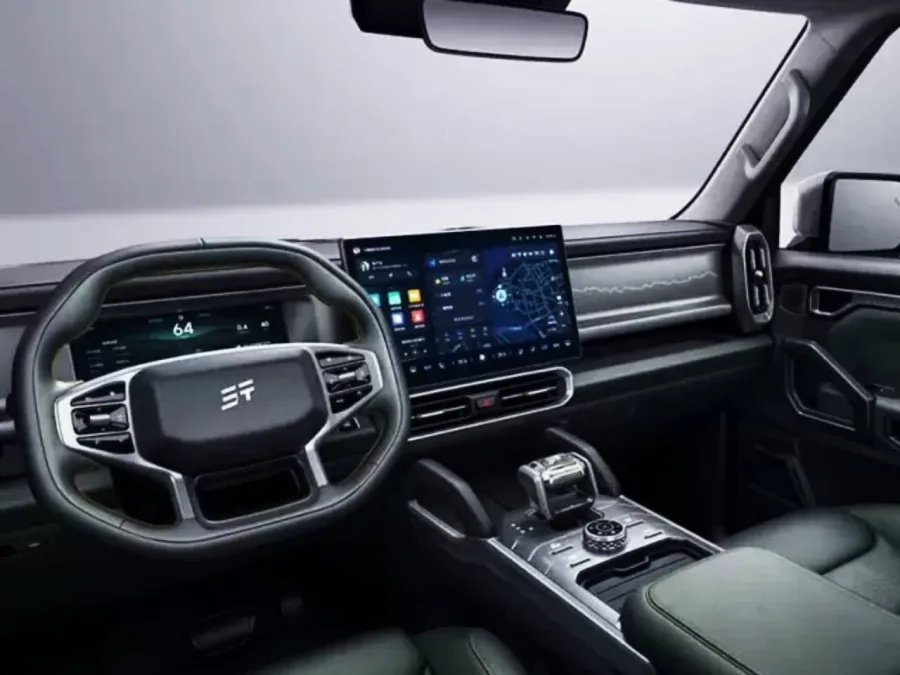 O T2 aposta em três motores, visual mais agressivo e acabamento escurecido para tentar disputar espaço entre SUVs premium.