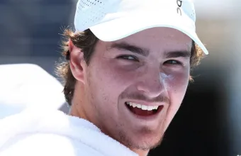 João Fonseca x Luka Pavlovic Onde Assistir e horário: brasileiro estreia sob pressão em Roland Garros