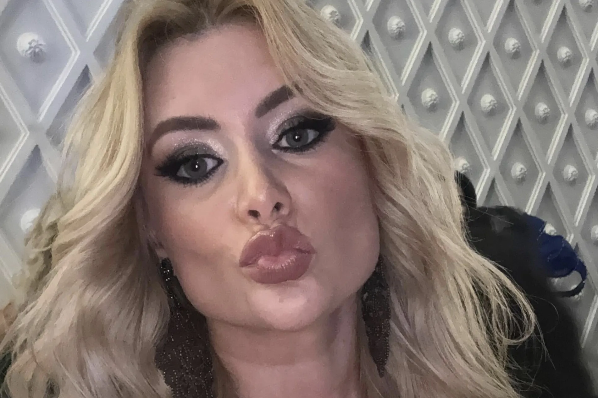 Miss Brasil 2026 cai no palco após resultado no Egito e vídeo viraliza nas redes sociais