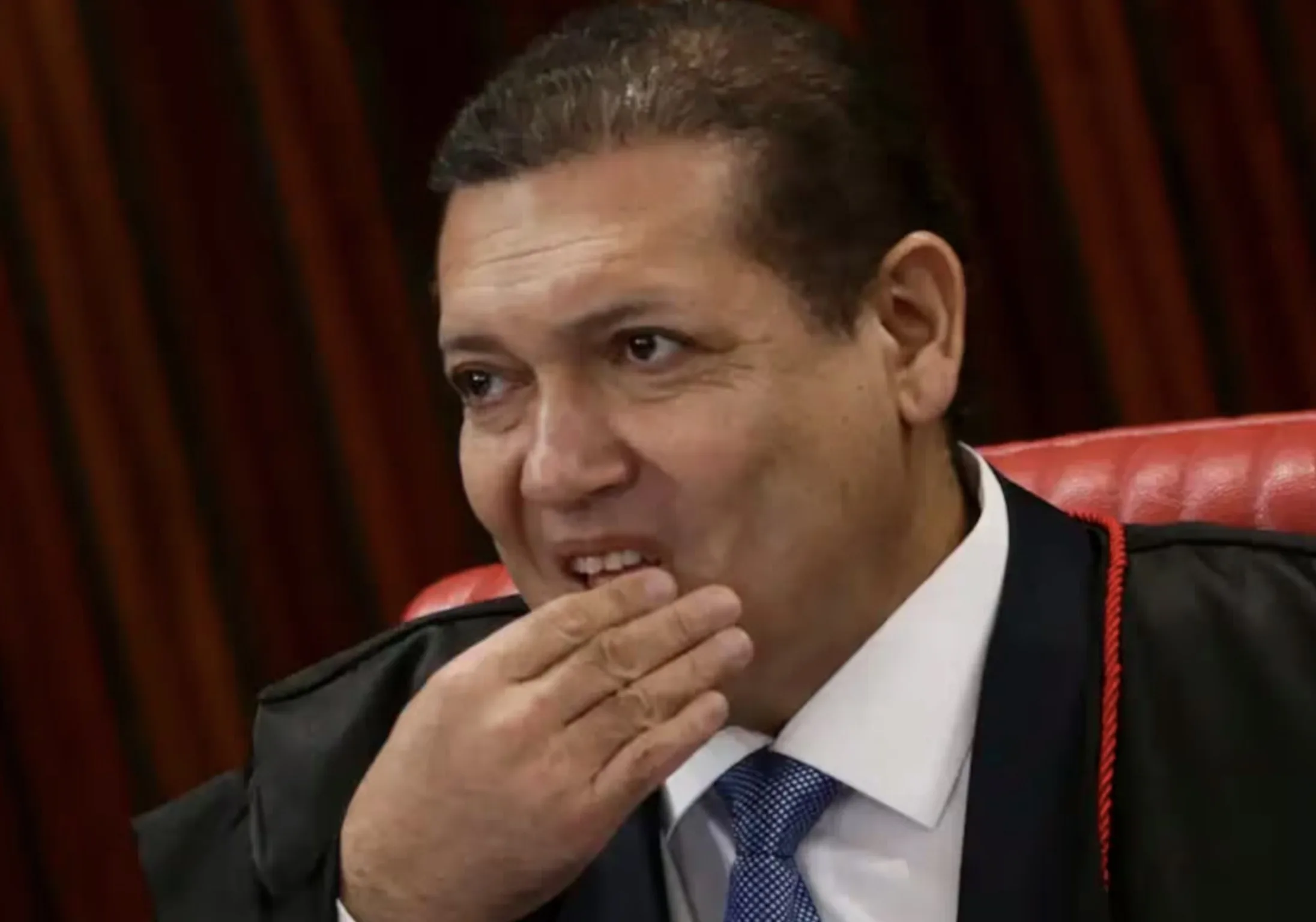 Nunes Marques ,ministro indicado por Bolsonaro, assume comando das eleições de 2026 e gesto protocolar com ex-presidente agita bastidores