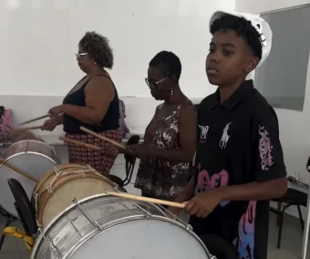 Oficina gratuita de percussão em Franco da Rocha abre inscrições e aula coletiva chama atenção pelo ritmo intenso