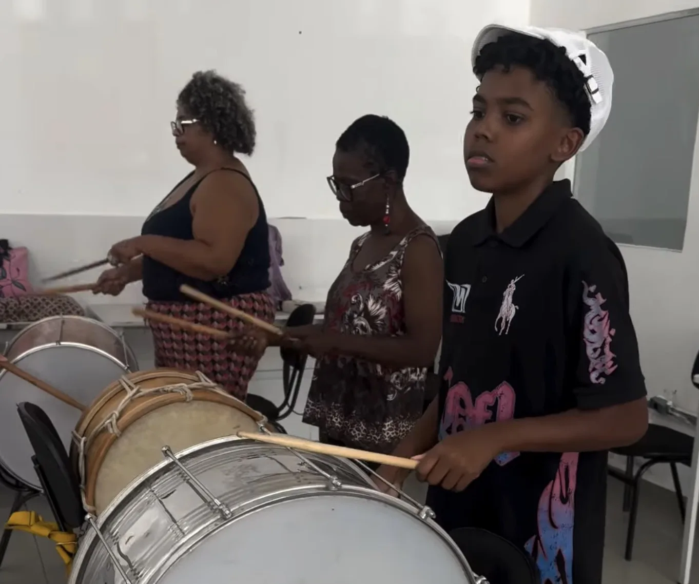 Oficina gratuita de percussão em Franco da Rocha abre inscrições e aula coletiva chama atenção pelo ritmo intenso