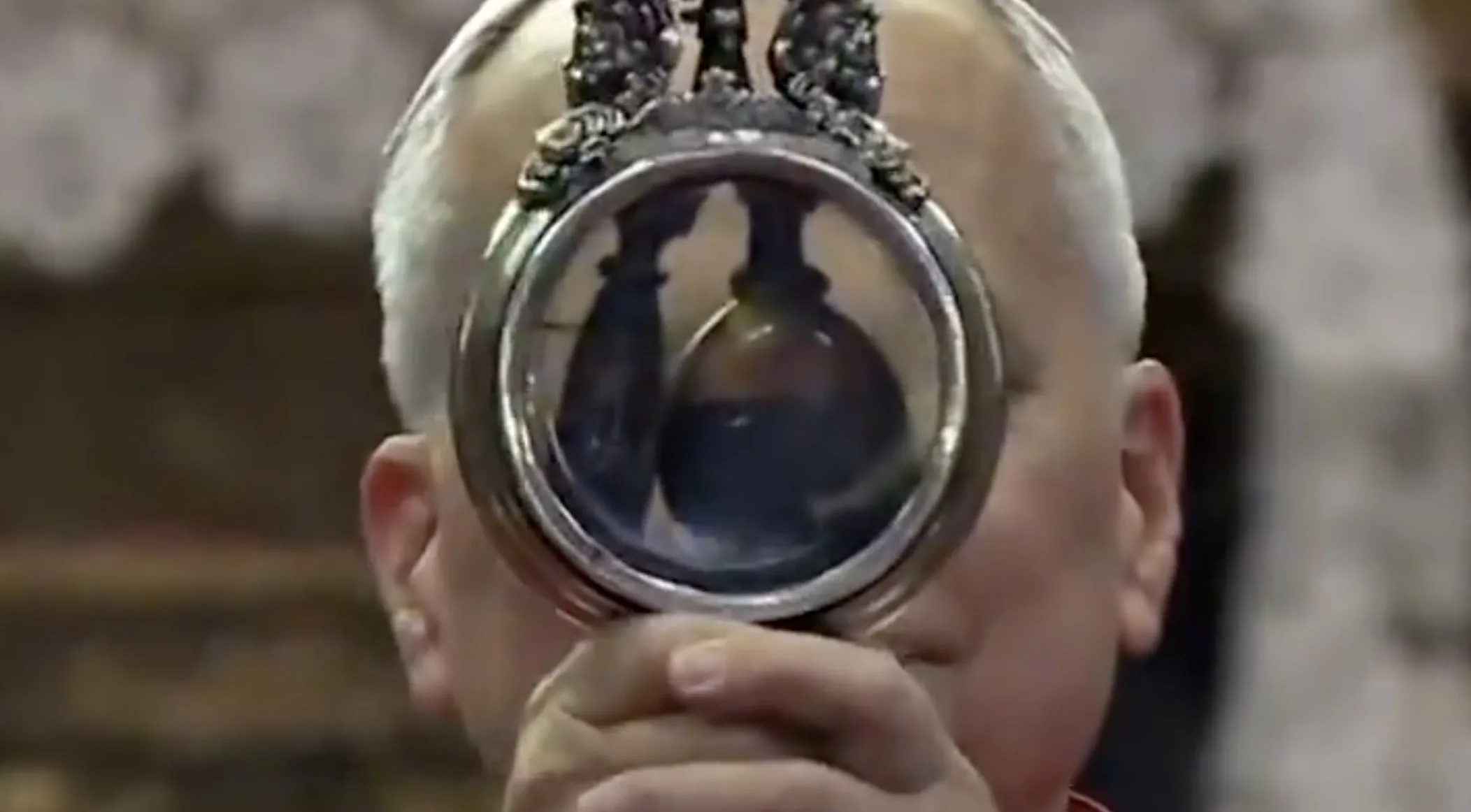 Papa Leão XIV exibe sangue liquefeito de São Januário em Nápoles diante de multidão e gesto volta a provocar debate na Igreja