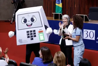 Pilili: TSE apresenta mascote das eleições de 2026 inspirada na urna eletrônica