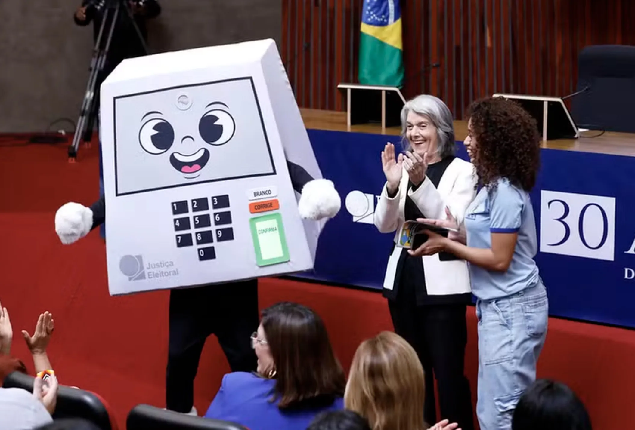 Pilili: TSE apresenta mascote das eleições de 2026 inspirada na urna eletrônica