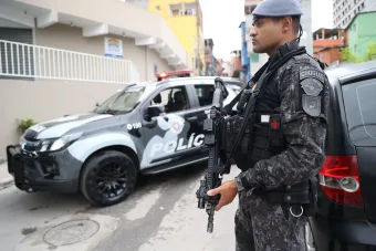 Quadrilha invade casa, vítimas se escondem no banheiro e fuga pelos telhados termina com prisão em SP