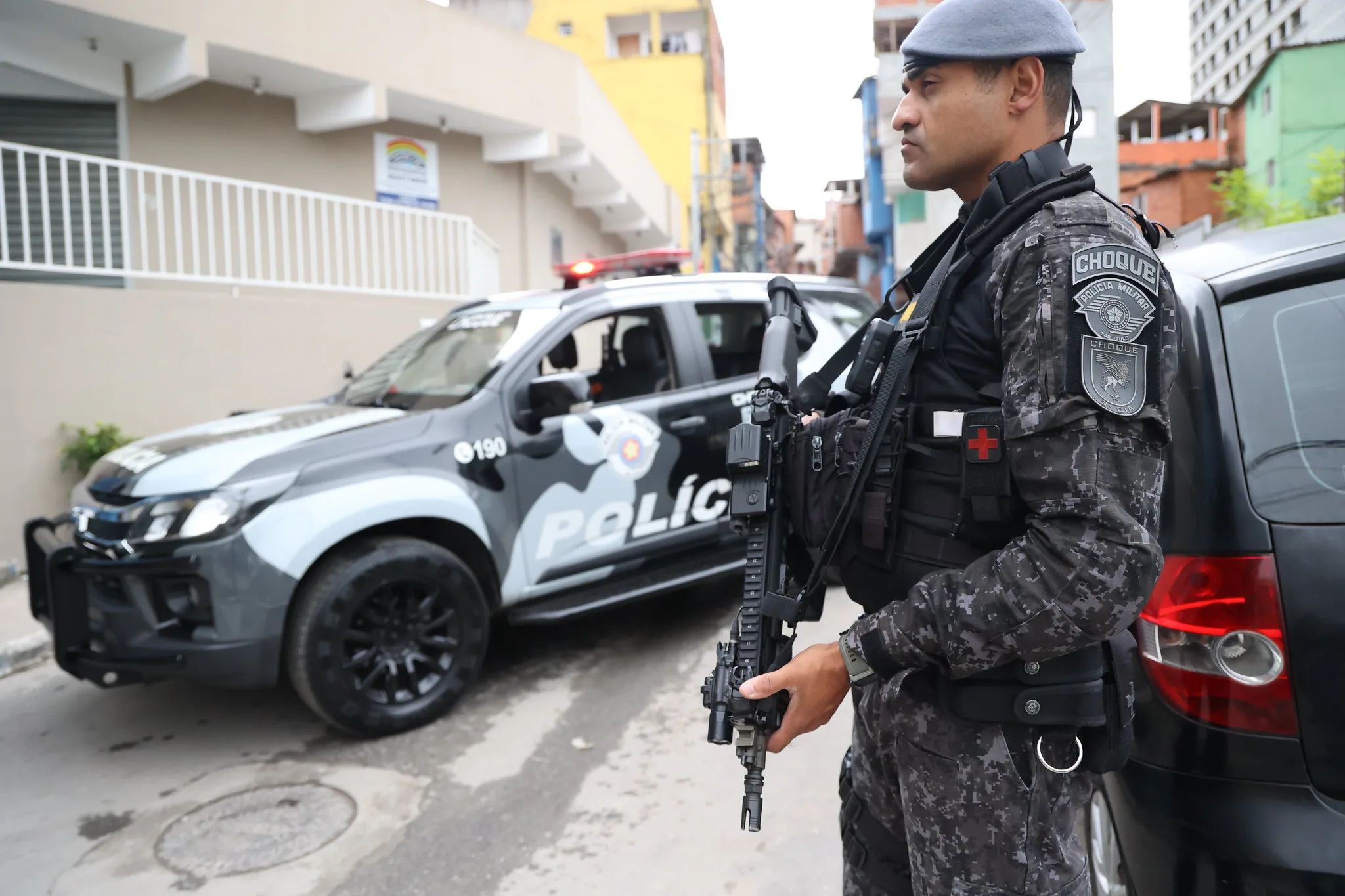 Quadrilha invade casa, vítimas se escondem no banheiro e fuga pelos telhados termina com prisão em SP
