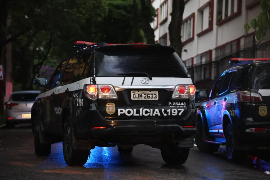 Ação da Operação Eldorado apreendeu correntes de ouro, celulares e outros objetos enquanto polícia busca mais envolvidos no esquema.
