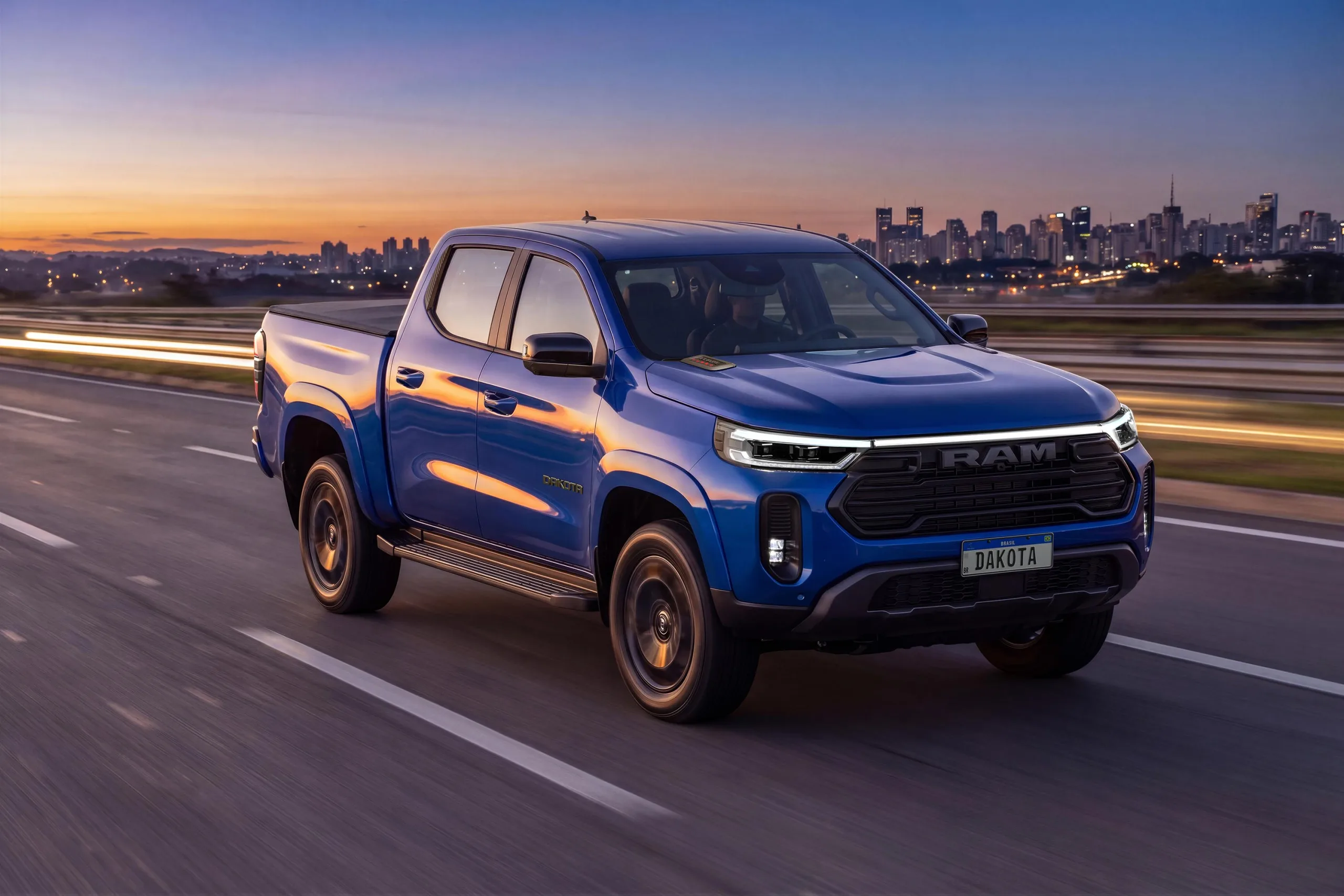 Ram Dakota Laramie Night Edition: nova picape de R$ 329.990 ganha acabamento escurecido, rodas exclusivas e mantém motor turbodiesel de 200 cv