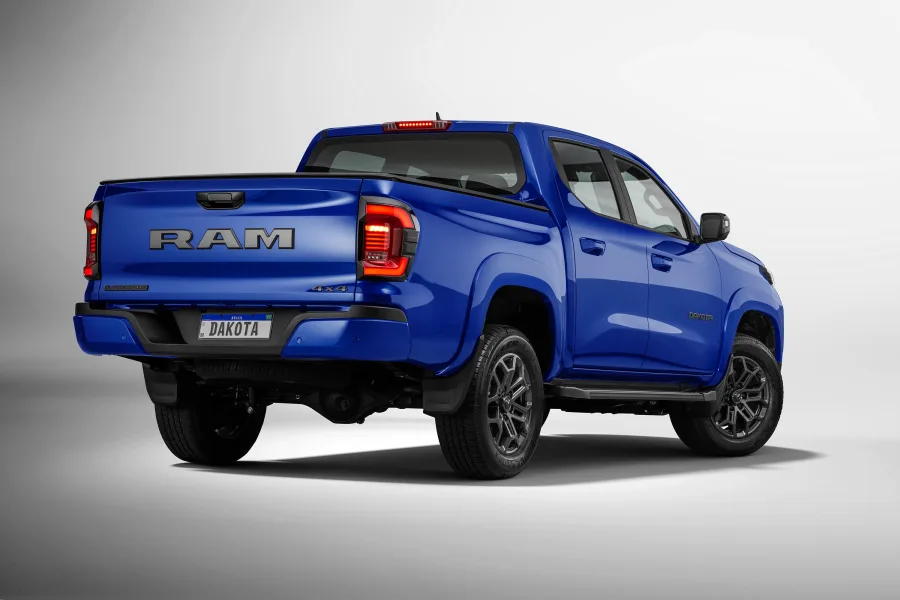 RAM Dakota Night Edition estreia com visual escurecido, rodas de 18" e proposta para disputar espaço com Hilux e Ranger.