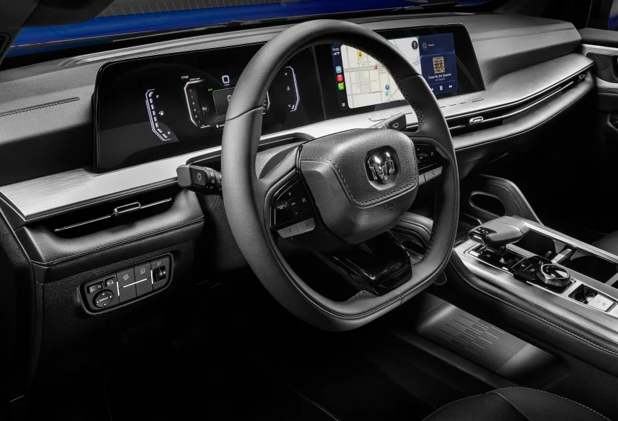 Por dentro, a Dakota traz bancos de couro pretos, painel digital de 7" e central de 12,3" com Android Auto sem fio