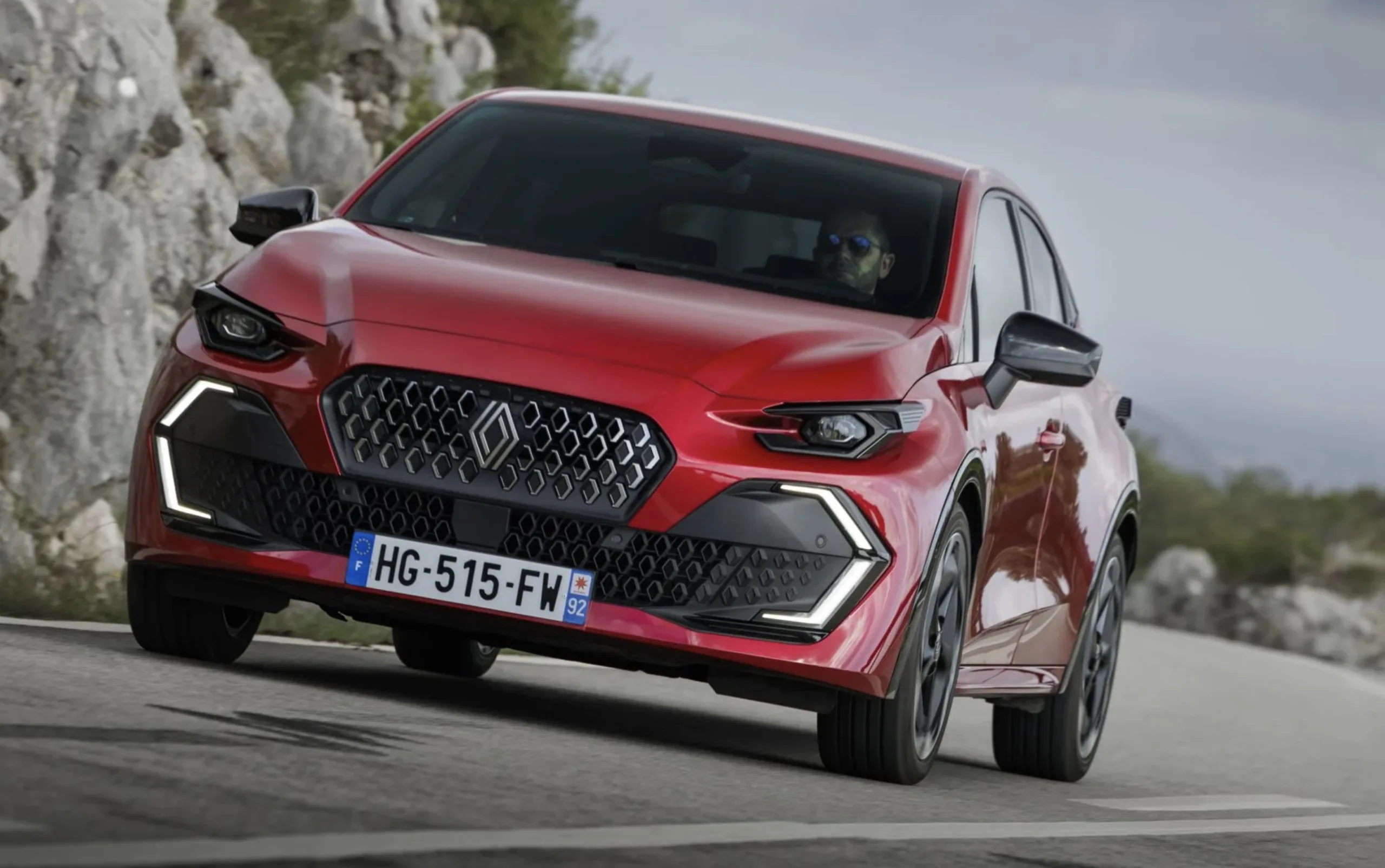 Renault lança Clio que faz até 1.450 km sem parar e detalhe do combustível alternativo barato surpreende motoristas