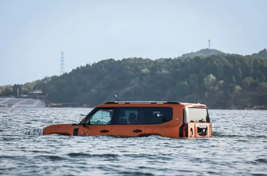 Jetour G700 apareceu navegando em lago na China com hélices traseiras e sistema anfíbio pensado para enchentes severas.