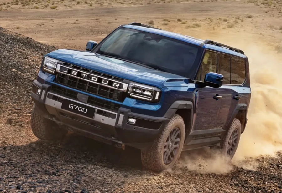 O SUV híbrido usa motor 2.0 turbo com dois elétricos e entrega 904 cv para mover mais de 3 toneladas sem passar aperto.