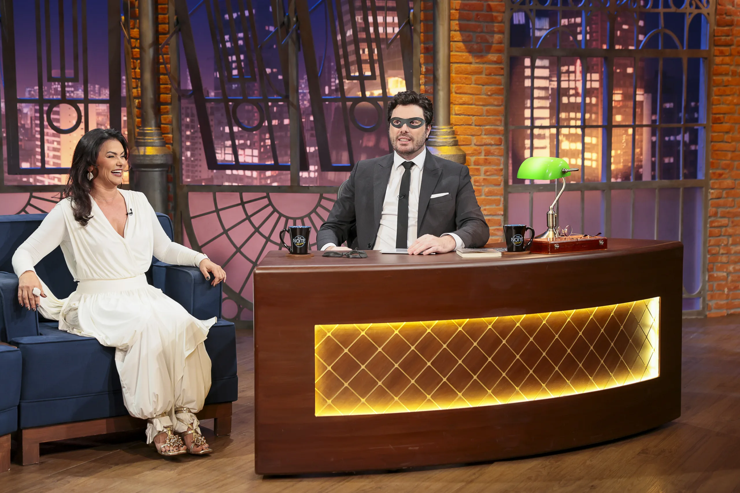 The Noite com Danilo Gentili: Suzana Alves relembrou a criação da Tiazinha, falou sobre arrependimentos da carreira e explicou como a fama dos anos 90 inspirou seu novo livro sobre identidade