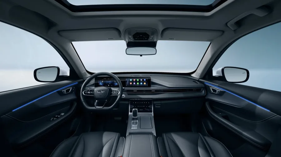 Quem entra no carro encontra acabamento acima do padrão da categoria. Painel macio ao toque, central de 10,25" e câmera 360° mostram que o pacote não economiza.