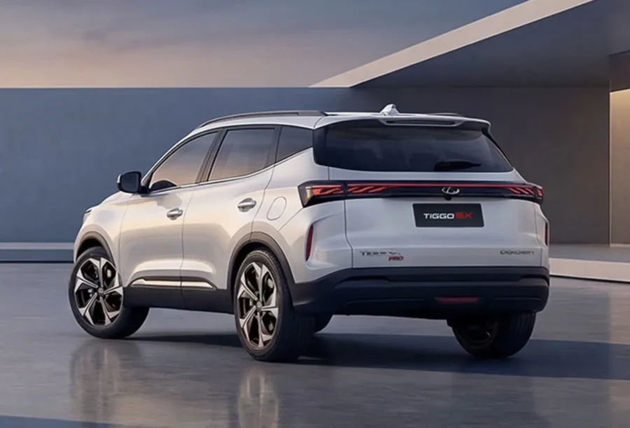 O Tiggo 5X virou um dos SUVs mais comentados do país. Em abril, vendeu 3.924 unidades e passou o Yaris Cross, com 3.628, puxando o avanço das marcas chinesas.
