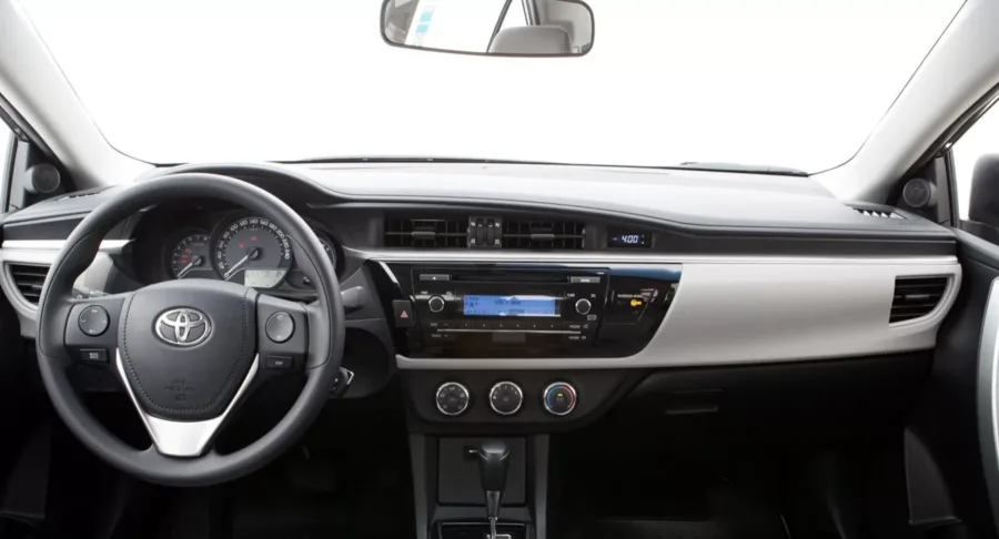 Toyota Corolla GLi 1.8 automático 2015 usado tem preço perto de R$ 75.837, motor flex de 144 cv, câmbio CVT, porta-malas de 470 litros e consumo de até 13,2 km/l na estrada.