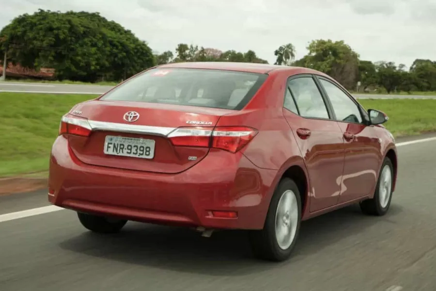 O Corolla GLi 1.8 automático 2015 segue caro no mercado de usados, mas preço alto não dispensa uma checagem bem feita.
