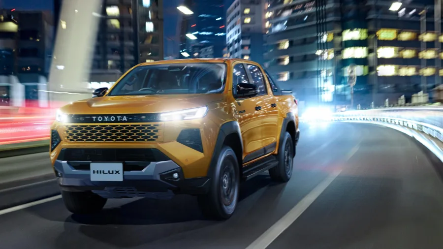 Toyota lança Hilux 2026 no Japão com cabine redesenhada, direção elétrica e motor diesel 2.8 voltado para uso urbano e trilhas