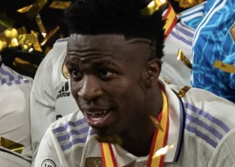 Vinícius Júnior falta à despedida de ídolos do Real Madrid e jornal espanhol dispara: “Pensando nas praias”