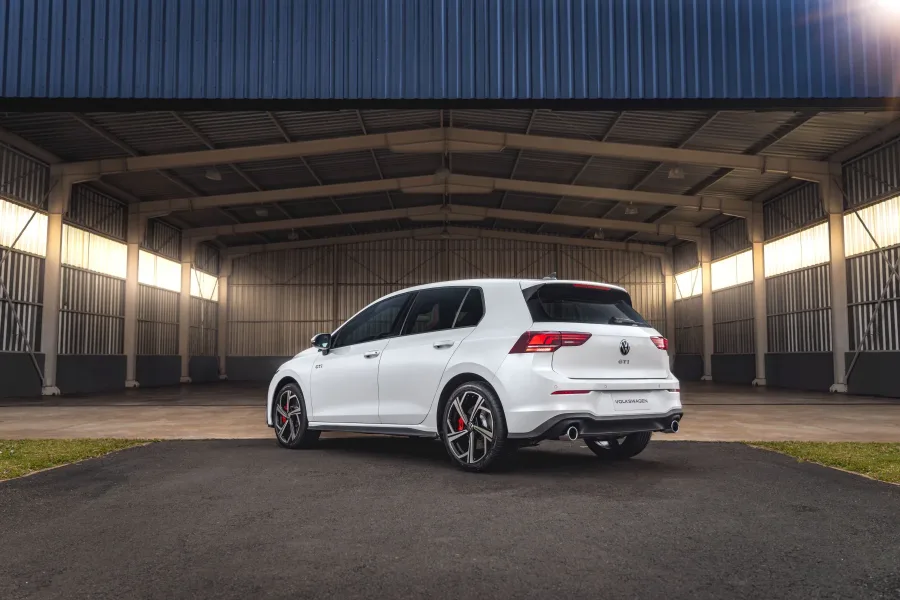 Equipado com motor 2.0 turbo de 245 cavalos e aceleração de 0 a 100 km/h em 6,1 segundos, o Golf GTI 2026 virou um dos lançamentos mais disputados do segmento esportivo no Brasil. O novo lote terá vendas limitadas, exigência de histórico de compra de modelos esportivos da Volkswagen, Audi ou Porsche e restrição de apenas uma unidade por CPF ou CNPJ.