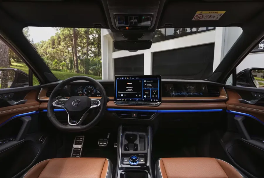 Novo Tiguan aposta em cabine sofisticada com mais de 25 polegadas em telas, painel digital configurável, teto panorâmico e acabamento premium.