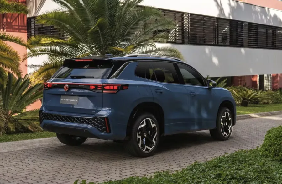 Novo Tiguan chega às lojas da Volkswagen com motor de 272 cv, tração integral e pacote fechado mirando SUVs premium.